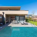 Villa With Bubble Bath In Istria Karigador