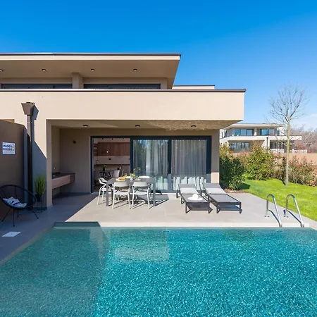 Villa With Bubble Bath In Istria Karigador