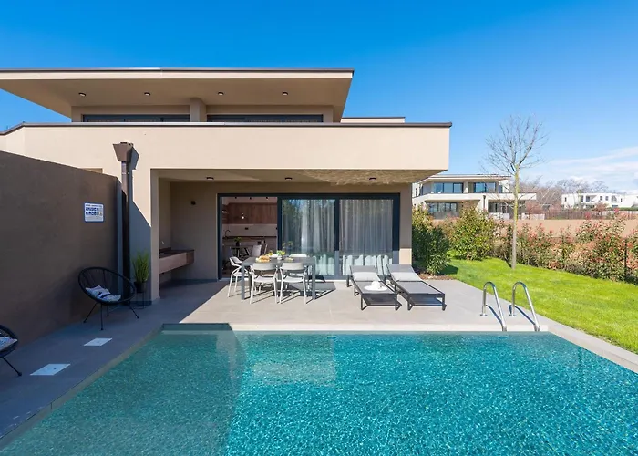 Villa With Bubble Bath In Istria Karigador